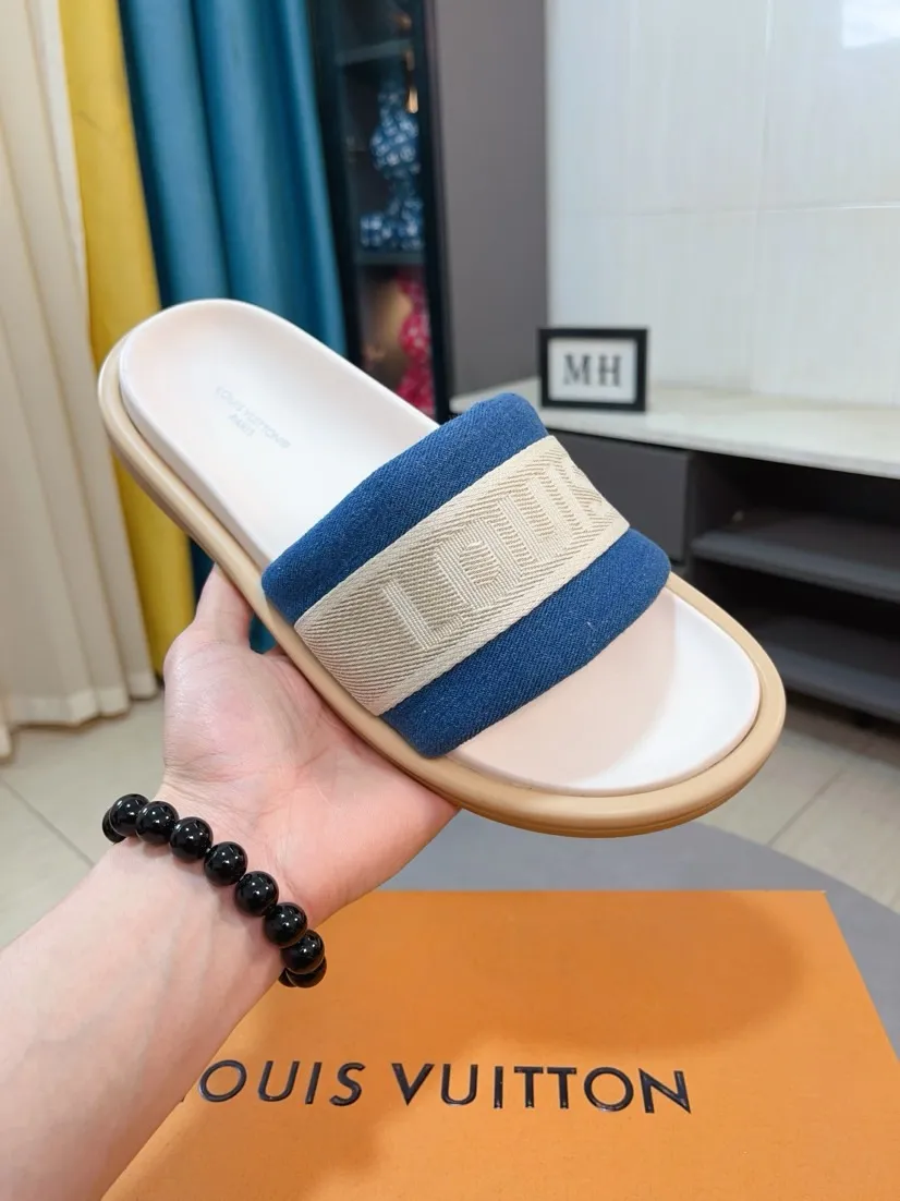 Ex-factory price 360🌹🌹 (lv-Louis Vuitton) New men's slippers, high-end boutique, exquisite embossed logo decoration on the upper, fine workmanship, super soft soles, casual, loose and comfortable, a must-have in summer! \nsize：38-44